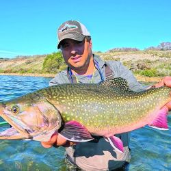 Un espejo y un cauce, lago Engaño y río Corcovado, una cuenca muy rica para intentar enfrentarse con alguno de sus buenos trofeos.