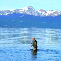 Un espejo y un cauce, lago Engaño y río Corcovado, una cuenca muy rica para intentar enfrentarse con alguno de sus buenos trofeos.