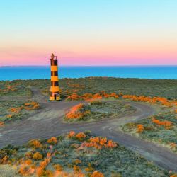 Entre acantilados, playas y un casco histórico traído pieza por pieza desde Europa, El Pedral vuelve a latir como estancia.