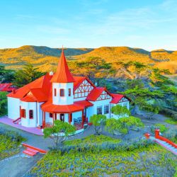 Entre acantilados, playas y un casco histórico traído pieza por pieza desde Europa, El Pedral vuelve a latir como estancia.
