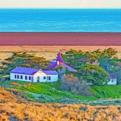 Entre acantilados, playas y un casco histórico traído pieza por pieza desde Europa, El Pedral vuelve a latir como estancia.