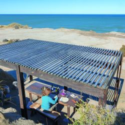 Entre acantilados, playas y un casco histórico traído pieza por pieza desde Europa, El Pedral vuelve a latir como estancia.
