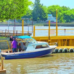 Reflejos del agua, falta de sombra, viento engañoso y espacios mal ventilados aumentan el riesgo de quemaduras y golpes de calor. 