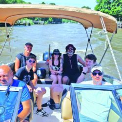 Reflejos del agua, falta de sombra, viento engañoso y espacios mal ventilados aumentan el riesgo de quemaduras y golpes de calor. 