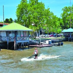 Reflejos del agua, falta de sombra, viento engañoso y espacios mal ventilados aumentan el riesgo de quemaduras y golpes de calor. 