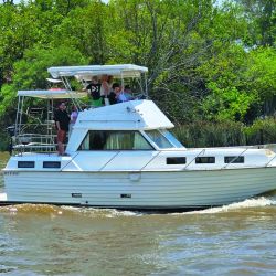 Reflejos del agua, falta de sombra, viento engañoso y espacios mal ventilados aumentan el riesgo de quemaduras y golpes de calor. 