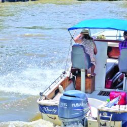 Reflejos del agua, falta de sombra, viento engañoso y espacios mal ventilados aumentan el riesgo de quemaduras y golpes de calor. 
