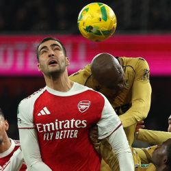 El centrocampista español del Arsenal, Mikel Merino y el delantero francés del Crystal Palace, Jean-Philippe Mateta compiten por un cabezazo durante el partido de cuartos de final de la Copa de la Liga inglesa entre el Arsenal y el Crystal Palace en el Emirates Stadium de Londres. | Foto:Adrian Dennis / AFP