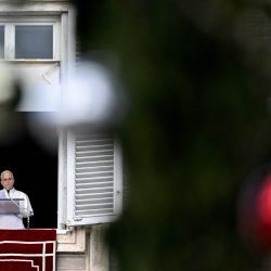 El Papa León XIV se dirige a la multitud desde la ventana del palacio apostólico con vistas a la Plaza de San Pedro durante el rezo del Ángelus en el Vaticano. | Foto:Tiziana Fabi / AFP