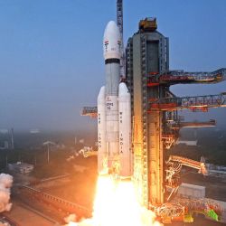 Esta fotografía, tomada y publicada por la Organización de Investigación Espacial de la India (ISRO), muestra el vehículo de lanzamiento LVM3-M6 de la ISRO, que transporta el satélite de comunicaciones estadounidense de próxima generación BlueBird Block-2 de AST SpaceMobile, despegando de la plataforma de lanzamiento del Centro Espacial Satish Dhawan en Sriharikota, estado de Andhra Pradesh, India. | Foto:Organización de Investigación Espacial de la India (ISRO) / AFP