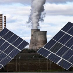Esta fotografía muestra la central eléctrica de Agios Dimitrios, una planta de energía de lignito junto a paneles solares en Agios Dimitros, cerca de Kozani, al noroeste de Grecia. Como parte de una iniciativa ambiental conocida como el Pacto Verde Europeo, Grecia decidió en 2019 reducir drásticamente el uso de lignito en la producción de electricidad. A pesar de décadas de contaminación del aire y el agua que han causado cáncer y otras enfermedades, los residentes de Agios Dimitrios lamentarán el cierre de la central de la Corporación Pública de Energía, fuente de empleo para muchos. | Foto:Sakis Mitrolidis / AFP