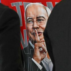 Esta imagen muestra la camiseta de un simpatizante con la imagen del ex primer ministro de Malasia, Najib Razak, en silencio durante su juicio por el caso 1MDB en el Palacio de Justicia, sede del Tribunal de Apelaciones y el Tribunal Federal de Malasia, en Putrajaya, antes del veredicto. | Foto:Mohd Rasfan / AFP