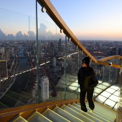 Imagen de un visitante subiendo las escaleras hasta la plataforma de observación Jinwan Yunding, en el distrito Heping de Tianjin, en el norte de China. Recientemente, la plataforma de observación Jinwan Yunding, situada en la plaza Jinwan, en el distrito Heping de Tianjin, ha comenzado a funcionar. Los visitantes pueden subir a la azotea, a 300 metros de altura, para contemplar la vista urbana de Tianjin. | Foto:Xinhua/Zhao Zishuo