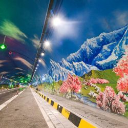 Imagen de una vista del túnel Tianshan Shengli en la autopista Urumqi-Yuli, en la región autónoma de la etnia uygur de Xinjiang, en el noroeste de China. | Foto:Xinhua/Wang Fei
