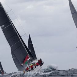 Los yates zarpan al inicio de la carrera anual de yates de Sídney a Hobart el día de San Esteban en el puerto de Sídney. | Foto:DAVID GRAY / AFP