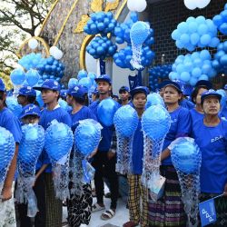 Partidarios sostienen globos azules durante un acto de campaña electoral de Thet Thet Khine, presidente del Partido Pionero del Pueblo (PPP), en Yangón. | Foto:Sai Aung Main / AFP