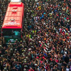 Una vista aérea muestra a Tarique Rahman, hijo de la ex primera ministra Khaleda Zia y presidente interino del BNP, saludando a sus simpatizantes desde un autobús durante un mitin tras su llegada a Daca. El aspirante a primer ministro y figura política influyente, Rahman, fue recibido de vuelta en Bangladesh por una multitud de entusiastas simpatizantes tras 17 años de exilio. | Foto:S. M. Ariful AMIN / AFP