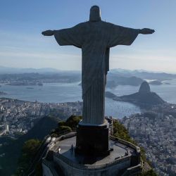 Vista aérea del Cristo Redentor en el cerro Corcovado, en el Parque Nacional de la Floresta de Tijuca, Río de Janeiro, Brasil. | Foto:PABLO PORCIUNCULA / AFP