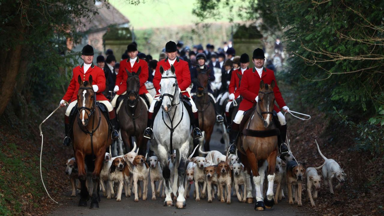 Miembros de la Old Surrey, Burstow y West Kent Hunt y sus perros llegan al castillo de Chiddingstone para la cacería anual del Boxing Day, al sur de Londres. | Foto:HENRY NICHOLLS / AFP