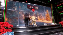 Shaq O’Neal se estrelló contra un panel de TV y protagonizó el momento más viral de la Navidad