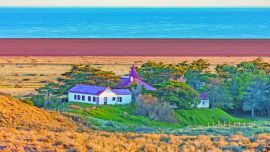 Entre acantilados, playas y un casco histórico traído pieza por pieza desde Europa, El Pedral vuelve a latir como estancia.