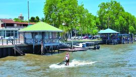 Reflejos del agua, falta de sombra, viento engañoso y espacios mal ventilados aumentan el riesgo de quemaduras y golpes de calor.
