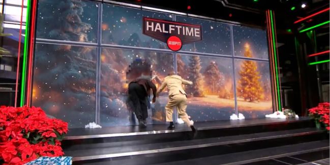 Shaq O’Neal se estrelló contra un panel de TV y protagonizó el momento más viral de la Navidad