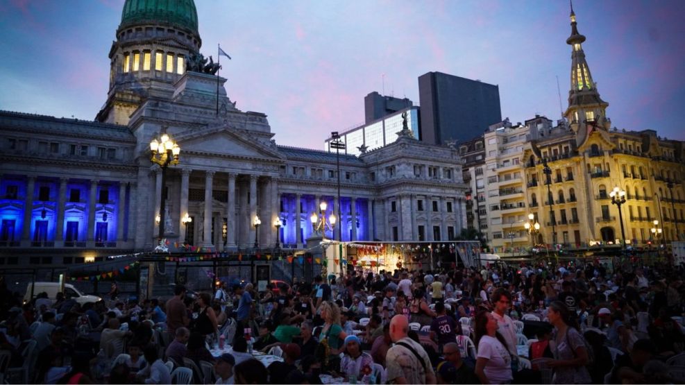 La cena de Navidad en la Plaza del Congreso organizada por el Movimiento de Trabajadores Excluidos (MTE) y Proyecto 7