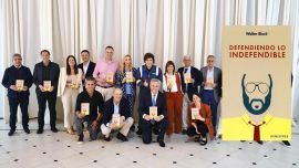 Prostitución, drogas y trabajo infantil: el libro que Milei regaló a sus ministros