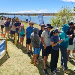 Lejos de comenzar directamente con la competencia, la organización tomó una decisión poco habitual y altamente valorable: una clínica de pesca como actividad previa al torneo.