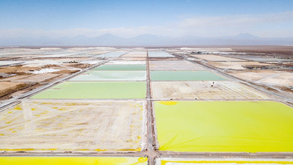 Chilean firms partner to form giant company to exploit lithium
