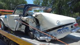Un auto de colección fue chocado luego de perder una rueda en Panamericana