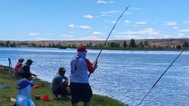 Lejos de comenzar directamente con la competencia, la organización tomó una decisión poco habitual y altamente valorable: una clínica de pesca como actividad previa al torneo.