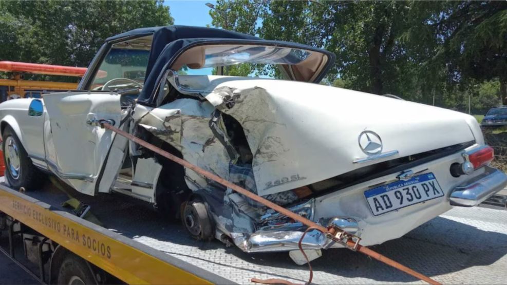 Un auto de colección fue chocado luego de perder una rueda en Panamericana