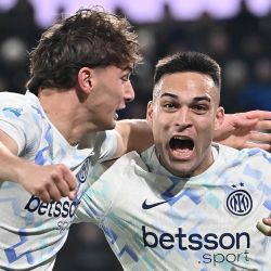 El delantero argentino del Inter de Milán, Lautaro Martínez (der.), celebra con el delantero italiano Francesco Esposito (izq.), tras anotar un gol durante el partido de la Serie A italiana entre Atalanta e Inter de Milán en el estadio de Bérgamo, en Bérgamo. | Foto:Isabella Bonotto / AFP