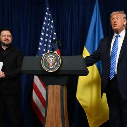 El presidente de Estados Unidos, Donald Trump, y el presidente de Ucrania, Volodymyr Zelensky, llegan a una conferencia de prensa tras las conversaciones en la residencia de Trump en Mar-a-Lago, Palm Beach, Florida. | Foto:JIM WATSON / AFP