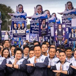 El primer ministro de Tailandia y candidato del Partido Bhumjaithai, Anutin Charnvirakul (centro), posa para una foto a su llegada al primer día de inscripción de candidatos por distrito para las próximas elecciones generales, en Bangkok. | Foto:Chanakarn Laosarakham / AFP