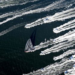 Esta imagen, tomada y recibida de Rolex, muestra al yate Master Lock Comanche navegando hacia la meta en Hobart, Tasmania, para alzarse con la victoria en la regata anual Sídney-Hobart. | Foto:KURT ARRIGO / ROLEX / AFP