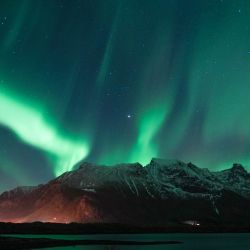 Imagen de la aurora vista en la noche, en Reine, en las Islas Lofoten, Noruega. | Foto:Xinhua/Zhang Yuheng