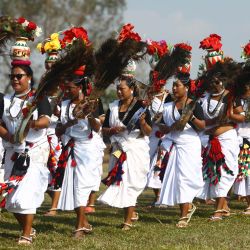 Imagen de nepalesas portando atuendos tradicionales mientras participan en una marcha durante el 19 Festival del Elefante y el Turismo, en Chitwan, Nepal. El evento tiene como objetivo acercar a los humanos a los elefantes, fomentar la protección y conservación de la vida silvestre y promover el turismo en la región. | Foto:Xinhua/Sulav Shrestha