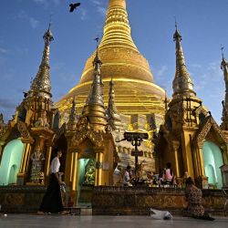 La gente rinde homenaje en la Pagoda Shwedagon de Yangón, un día después de la primera fase de las elecciones generales de Myanmar. | Foto:LILLIAN SUWANRUMPHA / AFP