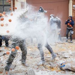 Los participantes, vestidos con uniformes militares simulados, participan en la batalla de harina y huevos "Els Enfarinats" en Ibi, ciudad del sureste de España. En esta fiesta tradicional invernal de 200 años de antigüedad, los participantes, conocidos como Els Enfarinats (los cubiertos de harina), se visten con ropa militar y simulan un golpe de estado mientras luchan con harina, huevos y petardos frente al ayuntamiento, como parte de las celebraciones del Día de los Inocentes, un día tradicional en España para hacer bromas. | Foto:JAIME REINA / AFP