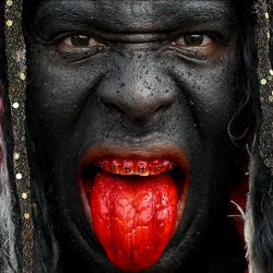 Un bolero (personaje principal del Día de los Santos Inocentes) con el rostro pintado de negro posa para un retrato durante la celebración del Día de los Santos Inocentes en Caucagua, estado Miranda, Venezuela. | Foto:Federico Parra / AFP