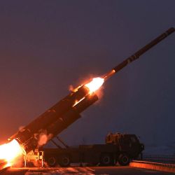 Esta fotografía, tomada y publicada por la Agencia Central de Noticias de Corea del Norte (KCNA), muestra un ejercicio de lanzamiento de un misil de crucero estratégico de largo alcance en el Mar del Oeste de Corea del Norte. | Foto:KCNA VÍA KNS / AFP