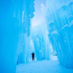 Una persona explora uno de los senderos de hielo de los Castillos de Hielo durante la inauguración en North Woodstock, Nuevo Hampshire. | Foto:Joseph Prezioso / AFP