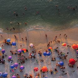 Una vista aérea muestra a personas disfrutando de la playa Barra de Guaratiba en la zona suroeste de Río de Janeiro, Brasil. | Foto:TERCIO TEIXEIRA / AFP