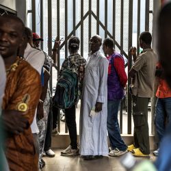 Votantes hacen cola en un colegio electoral en Conakry durante las elecciones presidenciales de Guinea. | Foto:Patrick Meinhardt / AFP