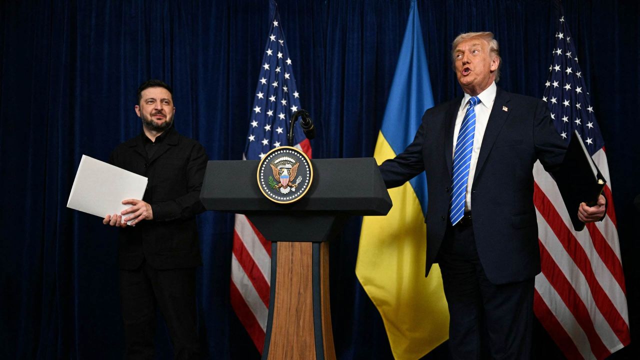 El presidente de Estados Unidos, Donald Trump, y el presidente de Ucrania, Volodymyr Zelensky, llegan a una conferencia de prensa tras las conversaciones en la residencia de Trump en Mar-a-Lago, Palm Beach, Florida. | Foto:JIM WATSON / AFP