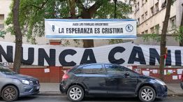 El “acampe” frente al Sanatorio Otamendi para acompañar a Cristina Fernández de Kirchner 