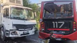 Un camión frigorífico y un colectivo chocaron en Avenida General Paz